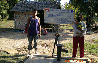 Therese & Celina, Elwyn & Mark, Owen Family (Shanghai, China, Melbourne, Canberra, Australia). Kok Po Village. Jan 2014. Well No. 209