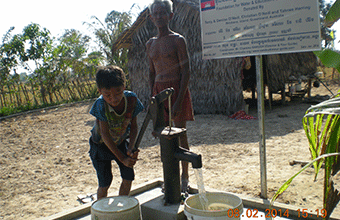 Terry & Denise O’Neill, Christian O’Neill & Tahnee Herring (Brisbane, Island, Queensland, Australia). Kok Po Village. Jan 2014. Well No. 207