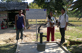 Therese & Celina, Elwyn & Mark, Owen Family (Shanghai, China, Melbourne, Canberra, Australia). Kok Po Village. Jan 2014. Well No. 209